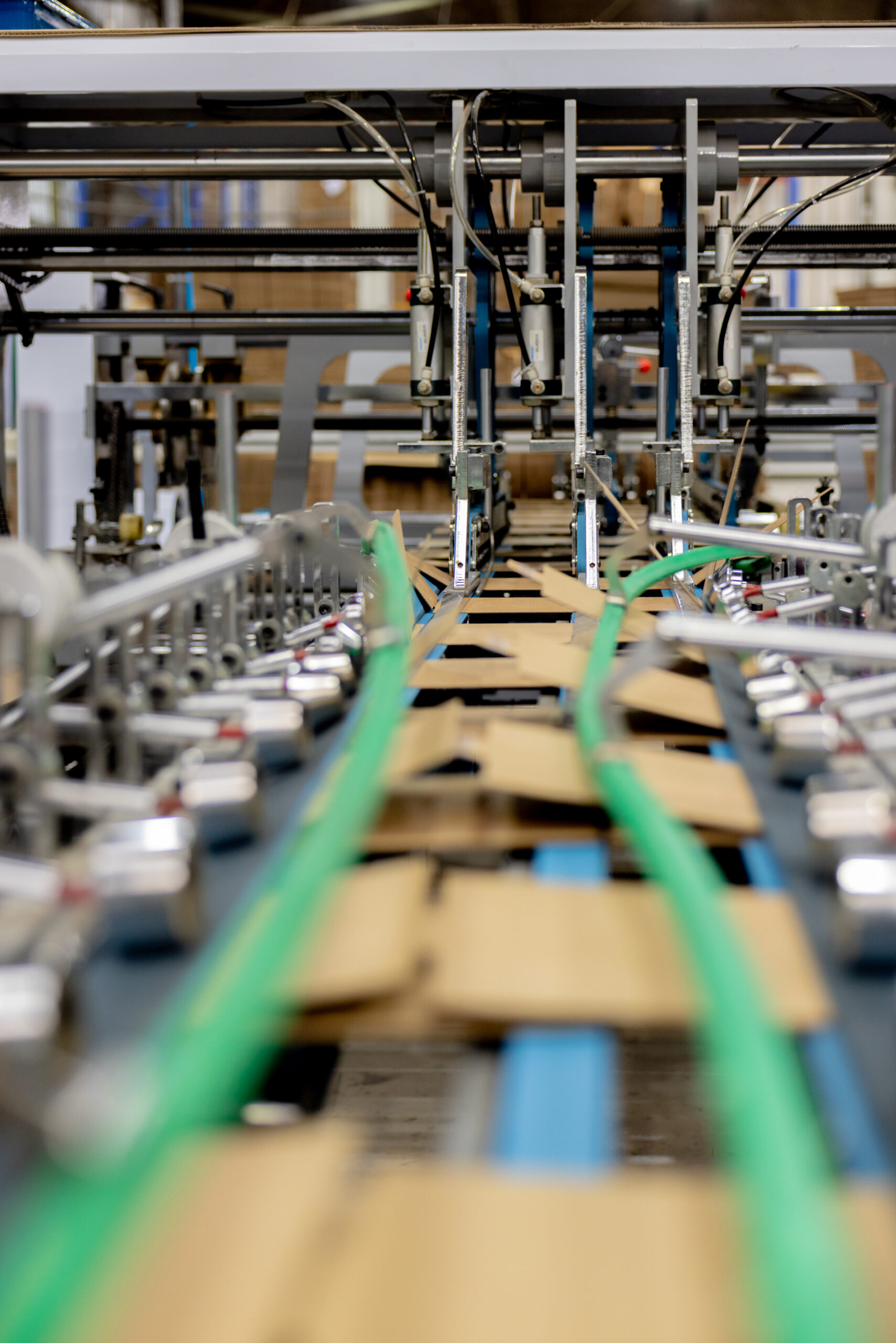 Proizvodnja kartonske ambalaže - automatizovana linija za formiranje kartonskih kutija od talasaste lepenke