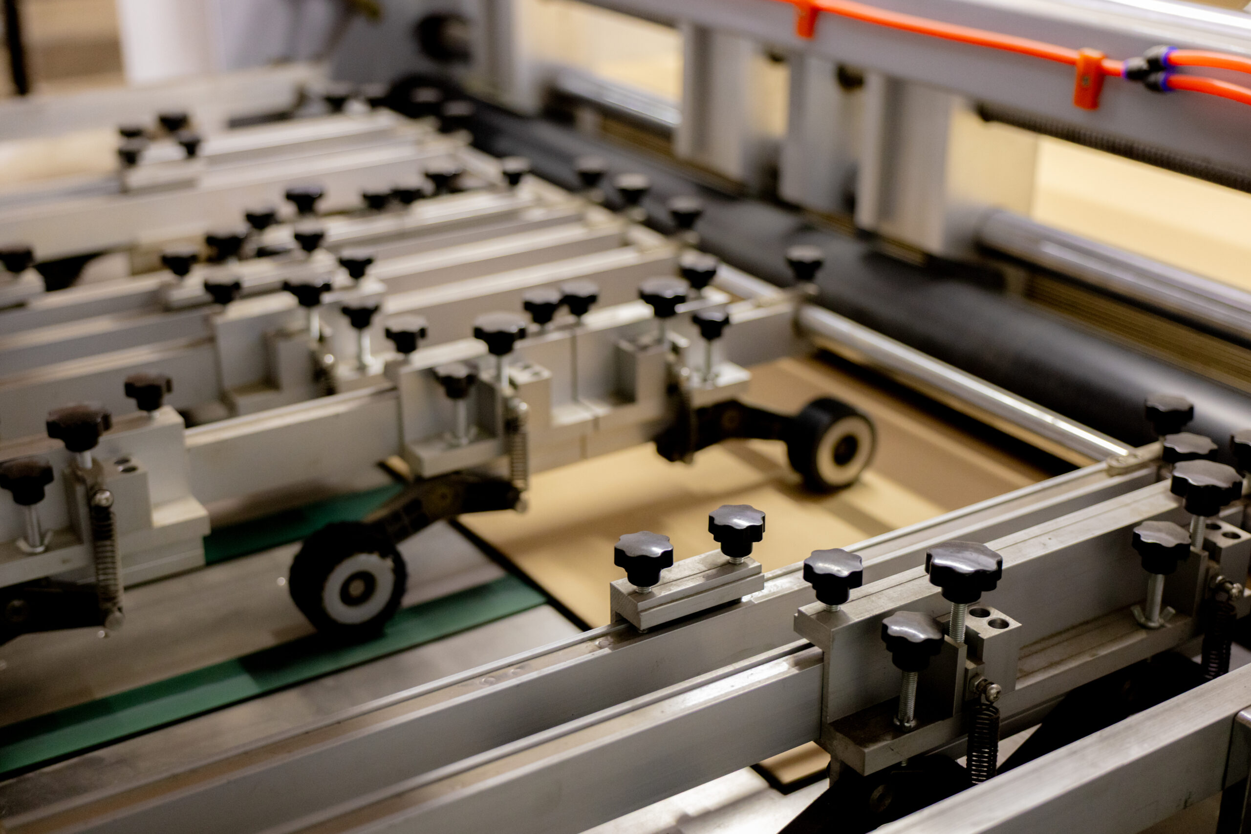 Proizvodnja kartonske ambalaže - mašinska linija za preciznu obradu kartonskih kutija od talasaste lepenke