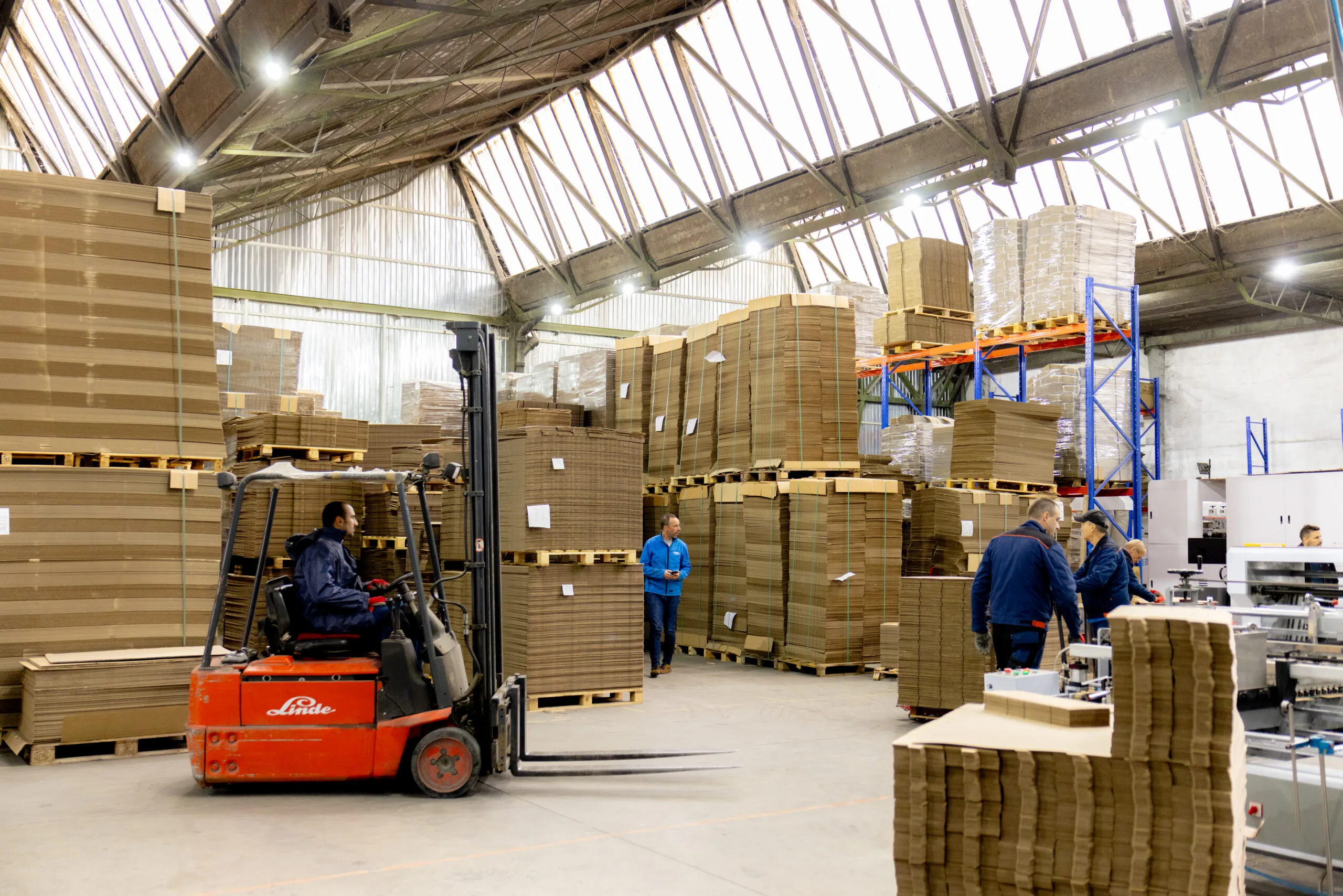 Proizvođač kartonske ambalaže u Srbiji – proizvodnja kartonske ambalaže, industrijski proizvodni kapaciteti - industrijski magacin sa kartonskim kutijama od talasaste lepenke i logističkim procesima