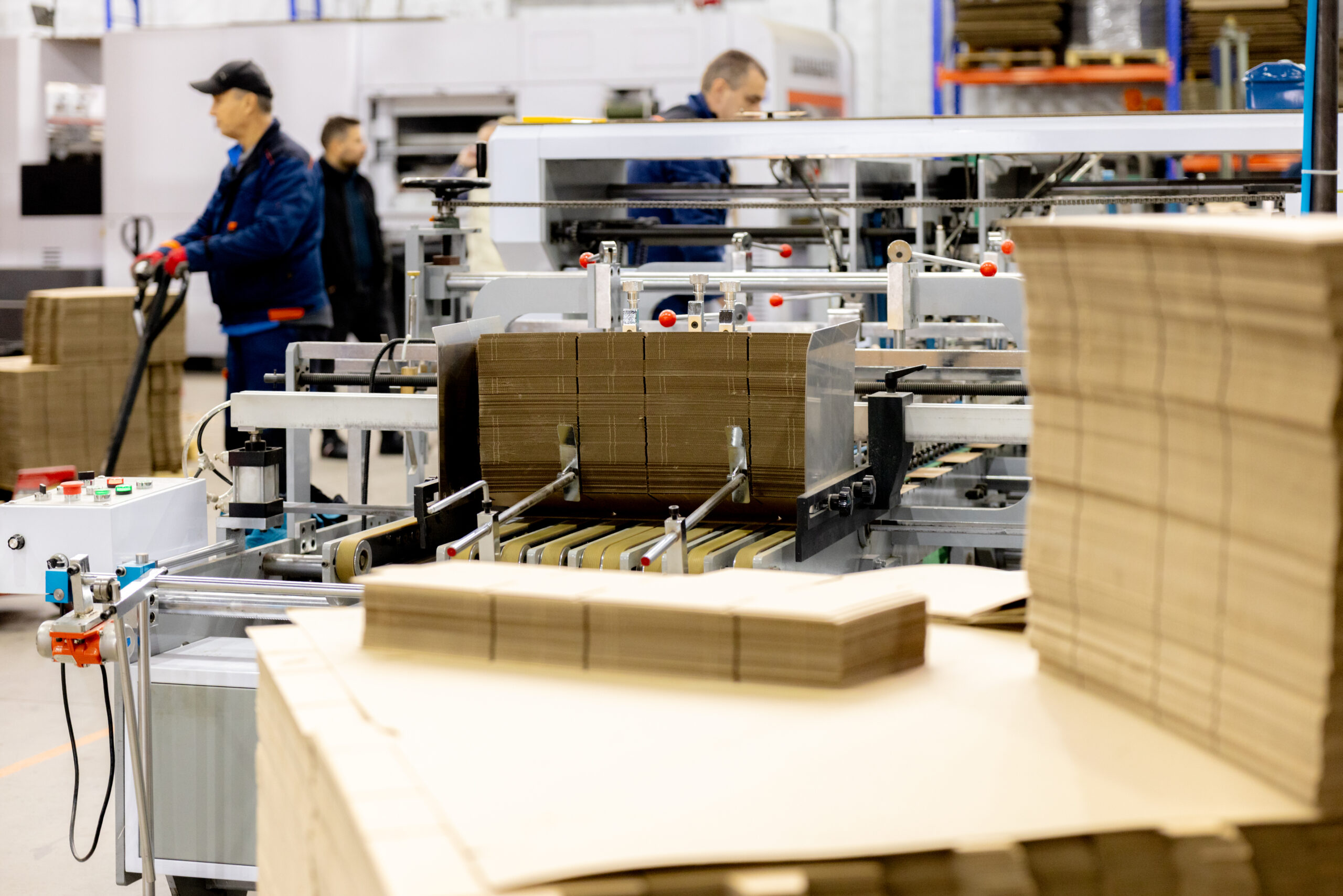 Kartonska ambalaža za industriju i logistiku - proces proizvodnje kartonske ambalaže - proizvodni proces kartonskih kutija u fabrici